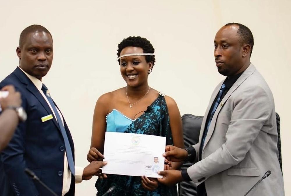 Abarundi 32 bahawe ubwenegihugu bw’u Rwanda icyarimwe