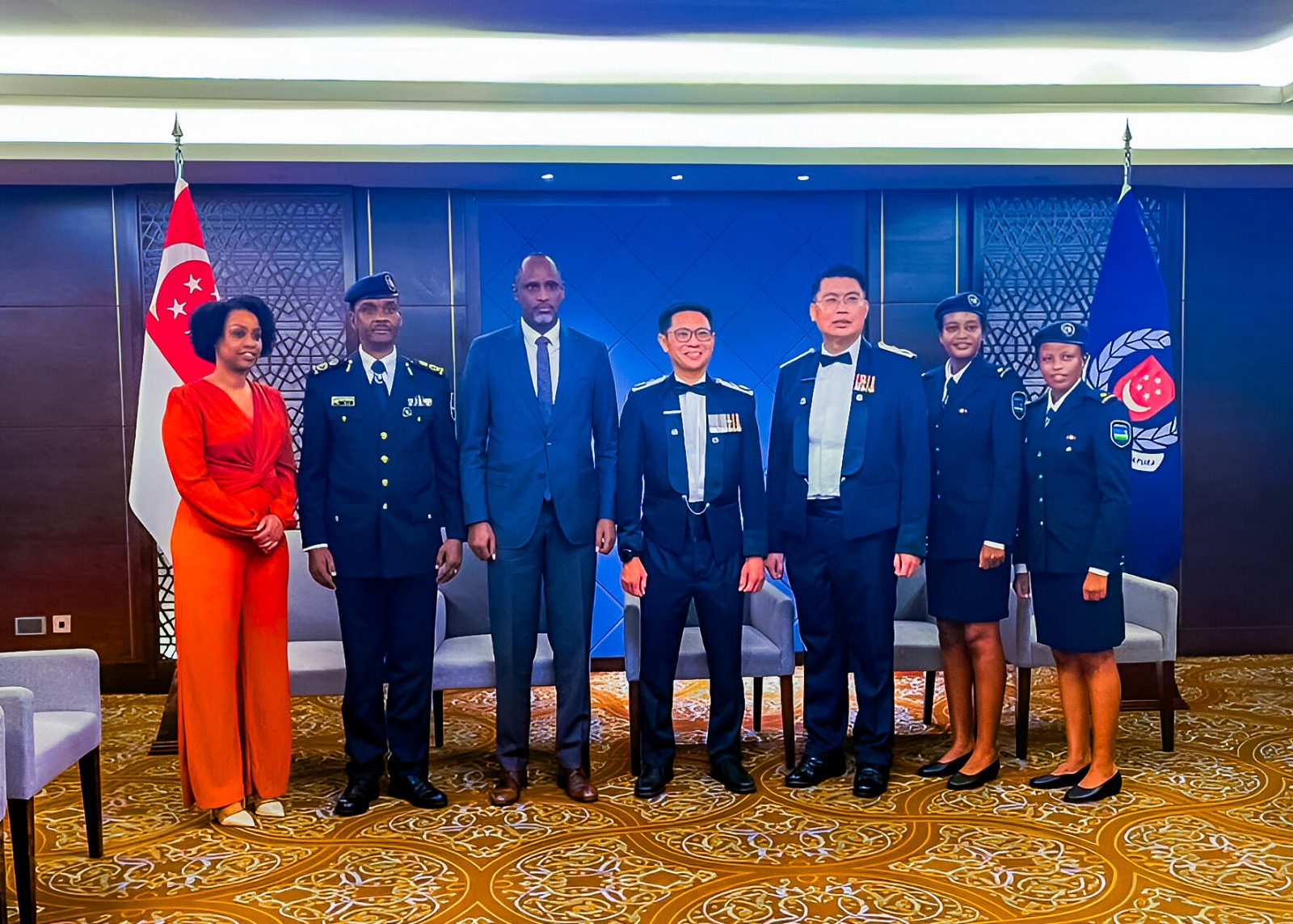 Abapolisi babiri b’u Rwanda basoje amahugurwa muri Singapore abagira ba Ofisiye